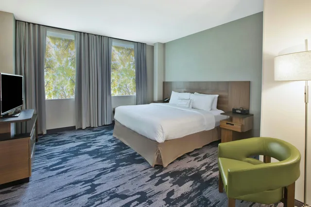 Room, King Bed, Fairfield Inn Suites Milwaukee Downtown 2/5