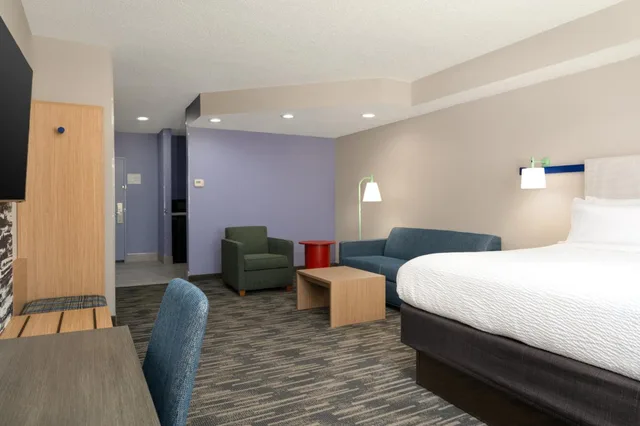 Standard, Double Bed, Country Inn & Suites By Radisson Evansville IN 3/4
