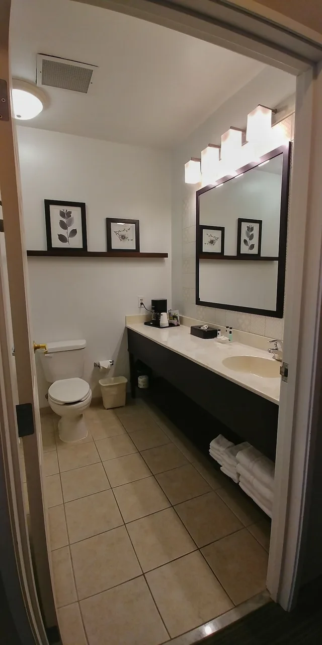 جناح بسرير كينج بحوض جاكوزي لذوي الإعاقة، Country Inn & Suites by Radisson, Chambersburg, PA 6/6