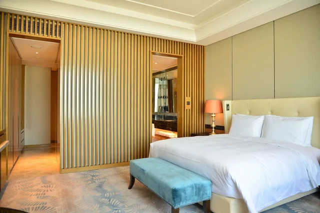 غرفة تنفيذية بسرير كينج مع دخول الصالة، Hilton Urumqi 2/4