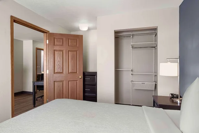جناح سوبيريور بسرير كينج وسرير كوين بغرفتي نوم مع أريكة، Extended Stay America Suites - St Louis - Fenton 1/6
