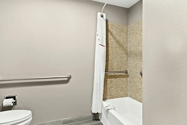 Deluxe, 2 Queen Beds, Accessible, OYO Hotel Stafford TX I-69 North 5/5