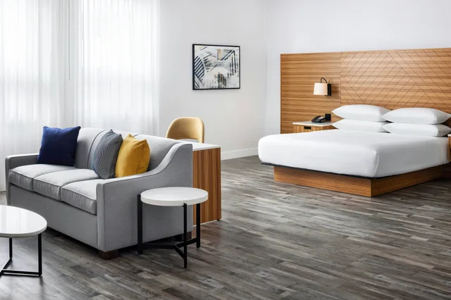 غرفة بسرير كينج، Delta Hotels by Marriott Grande Prairie Airport 1/3