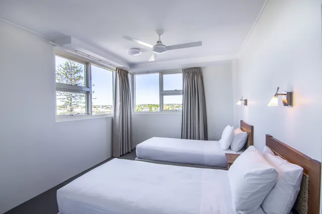 شقة ديلوكس بسرير كوين وسريرين منفصلين بإطلالة على البحر بغرفتي نوم، 84 The Spit Holiday Apartments 1/10