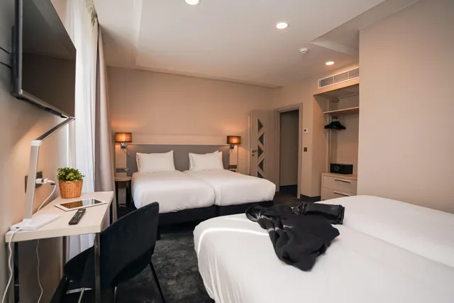 غرفة قياسية رباعية، Hotel Univers 3/6