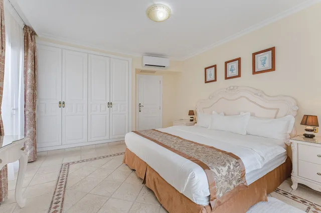 جناح ديلوكس بسريرين كينج بغرفتي نوم بمسبح خاص، Flamingo Suites 1/9