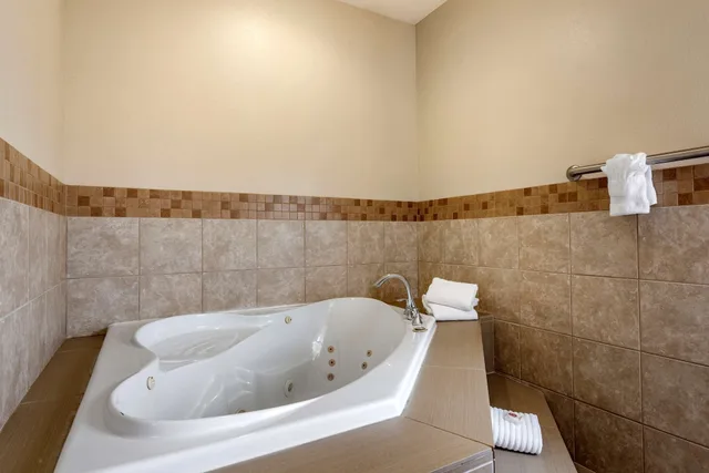 جناح بسرير كينج بجاكوزي، Comfort Inn Suites Pueblo 7/7