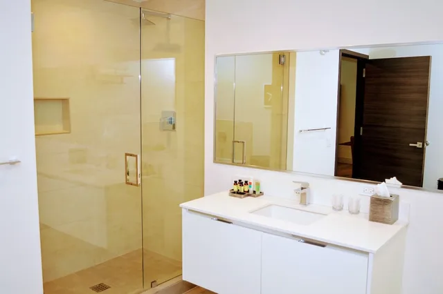 جناح حصري بسرير كينج بغرفة نوم واحدة بإطلالة جزئية على البحر مع أريكة، CH Luxury Condos & Studios On The Beach 1/3