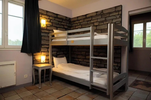 جناح بسرير كوين، Explorers Hotel 3/4