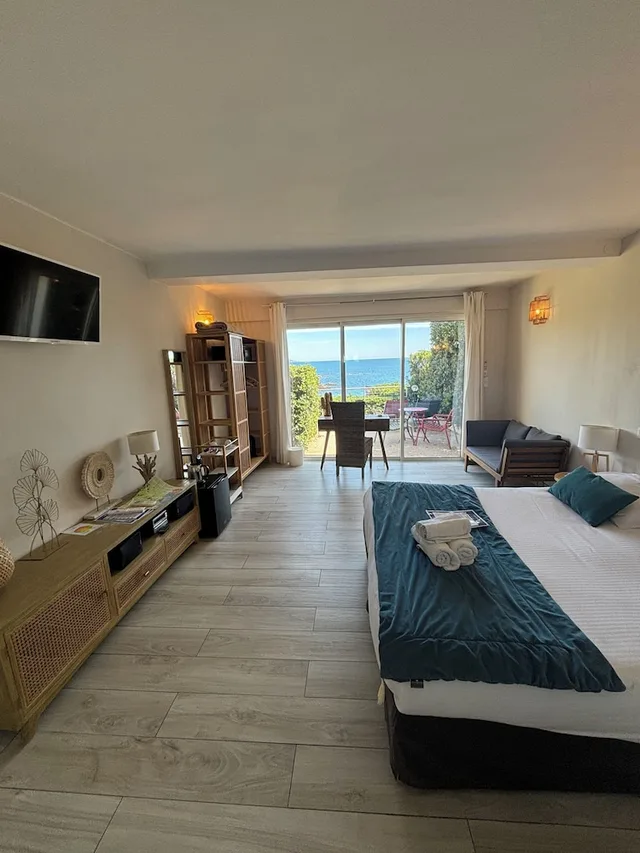 Suite, Double Bed, Jetted Tub, Cap Riviera 1/6
