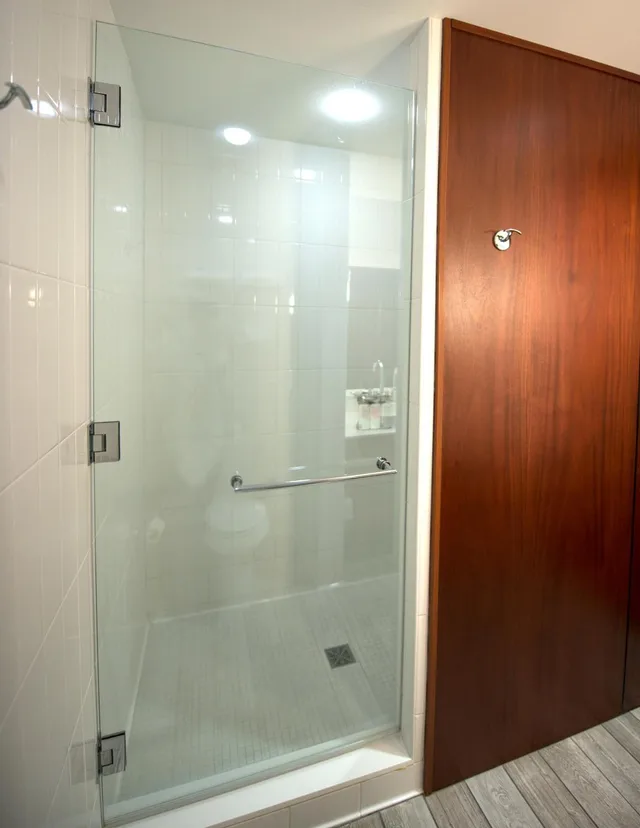 غرفة بسرير كينج بإطلالة على المرفأ بشرفة، The Boathouse Waterfront Hotel 4/4
