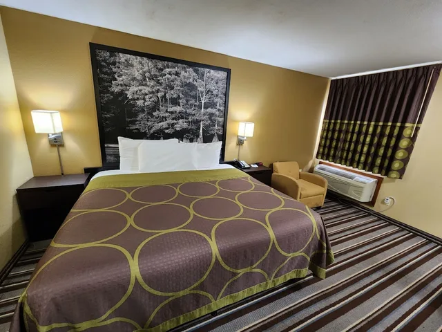 غرفة بسرير كينج، Super 8 by Wyndham Pine Bluff 2/4