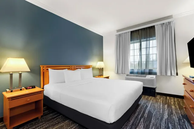 جناح كومفورت بسرير كينج مع أريكة، Clarion Suites Anchorage Downtown 4/9