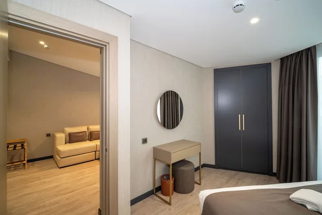 جناح كومفورت بسرير كينج مع أريكة، Rayelin Hotel Old Town 4/6