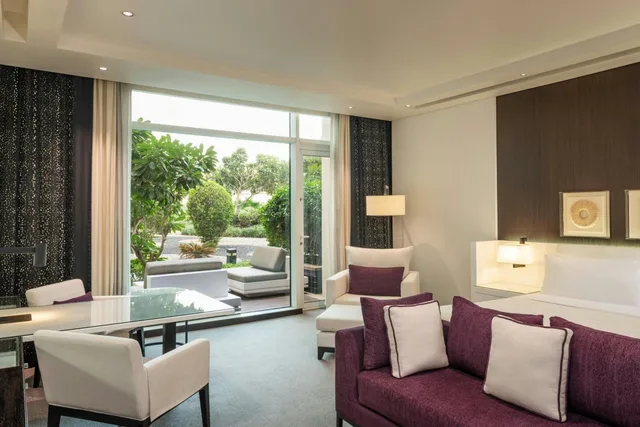 غرفة ملكية كلوب تنفيذية كبيرة مع دخول الصالة، Le Meridien Dubai Hotel and Conference Centre 4/10