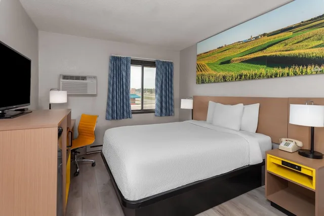 غرفة بسرير مزدوج، Days Inn by Wyndham Mason City 2/9