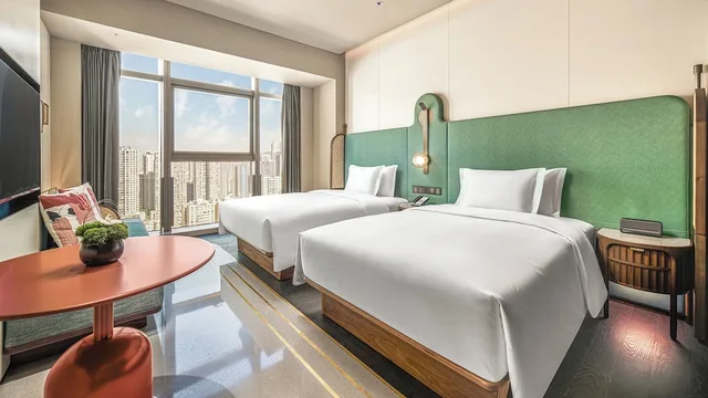 غرفة قياسية بسريرين مزدوجين، Hotel Indigo Zhuhai Xiangzhou by IHG 4/9