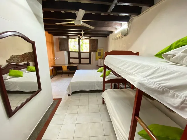 غرفة قياسية رباعية بسرير كينج وسرير بطابقين، Nueva Granada 2/4