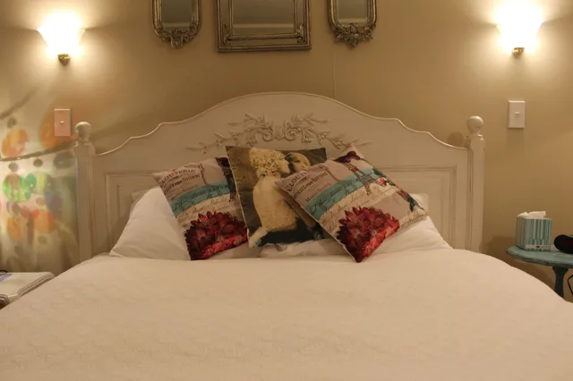 Bordeaux, Queen Bed، Tudor Manor Bed Breakfast 3/5