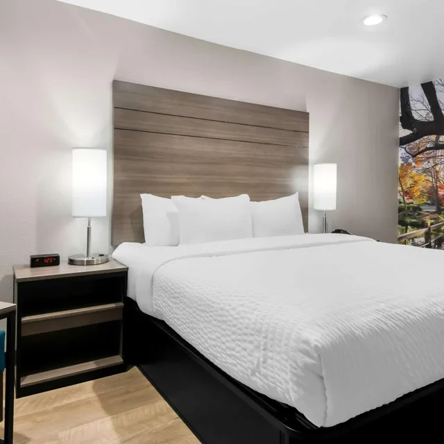غرفة داخلية بسرير كينج، Clarion Pointe Fort Worth East - Arlington 3/7