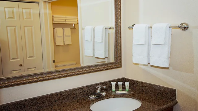 جناح بسرير كوين بغرفة نوم واحدة مع أريكة، Staybridge Suites Wichita 6/9