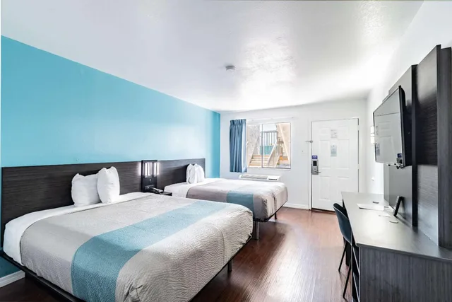 غرفة بسريرين كوين للمدخنين، Motel6 Tampa, FL 2/6