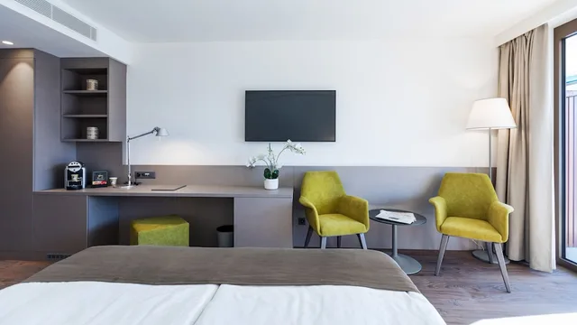 Room, Twin Beds, Partial Lake View، Hotel And Lounge Lago Maggiore 2/3