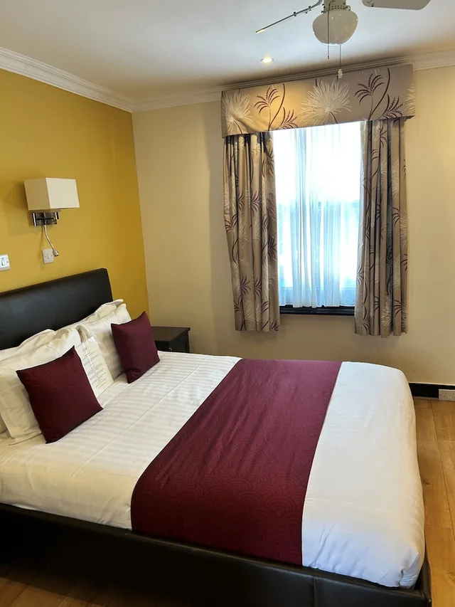 Superior, Queen Bed, La Gaffe 3/10
