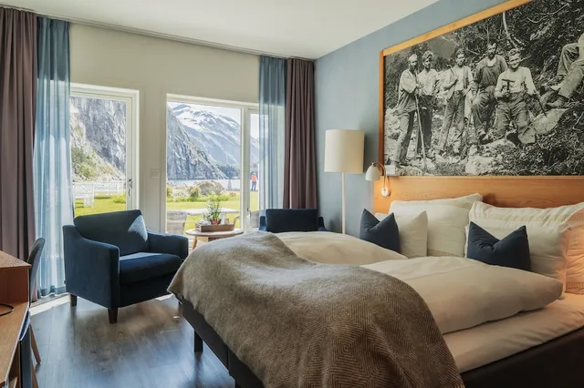 غرفة بسرير مزدوج بإطلالة على البحر بشرفة، Valldal Fjordhotell by Classic Norway Hotels 1/3