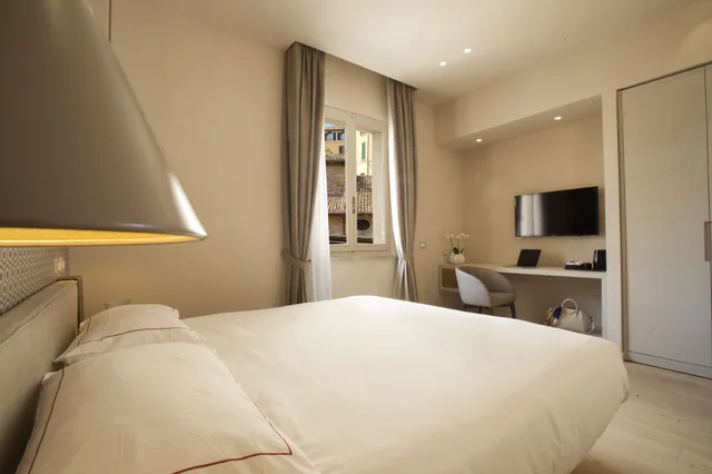 جناح سوبيريور بسرير كوين بغرفة نوم واحدة مع أريكة، Oriana Suites Verona 1/8