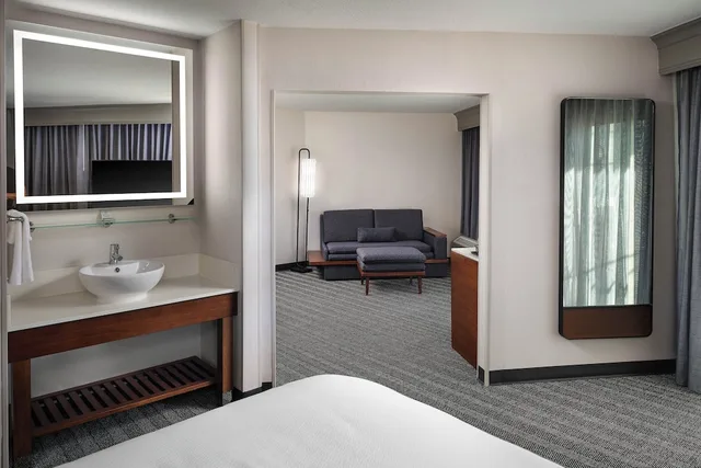 جناح بسرير كينج مع أريكة، Courtyard Los Angeles Century City Beverly Hills 1/4