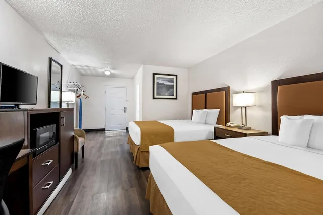 غرفة بسريرين كوين بشرفة، Travelodge by Wyndham Page 3/7