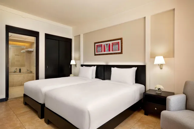 غرفة بسريرين منفصلين بإطلالة على البحر بشرفة، Shangri-La Barr Al Jissah Resort and Spa - Al Waha 3/7