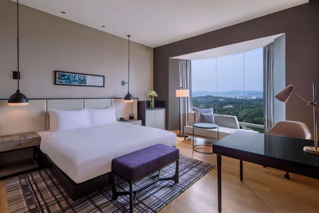 Room, King Bed, Lake View, Hilton Kuala Lumpur 1/4