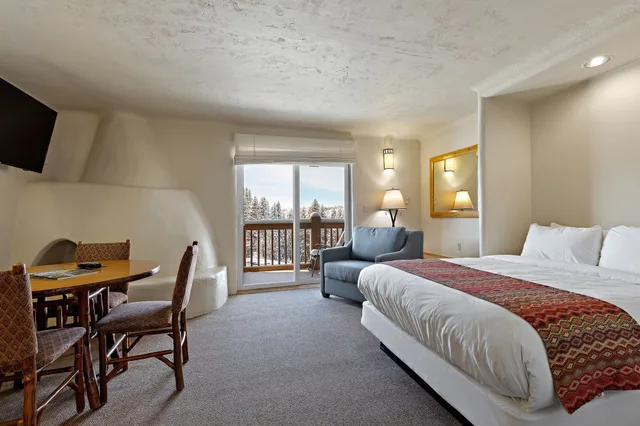 Lodge, Studio, 1 Queen and 2 Bunk Beds، Sioux Lodge Suites by Grand Targhee Resort 3/8
