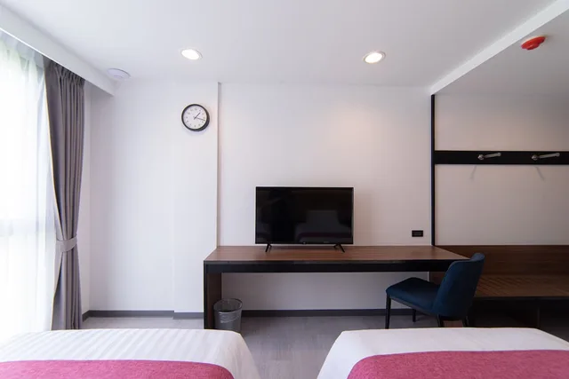Room, King Bed, Pool View, Gate43 airport hotel Bangkok (SHA Plus+) 6/8