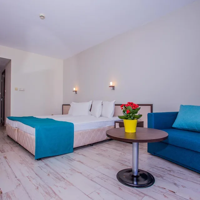 غرفة بسريرين منفصلين بشرفة، Meridian Hotel 5/5
