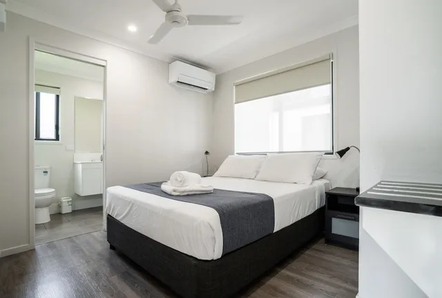 3 Bedrooms, Cabin, 2 Bunk Beds, 2 Queen Beds, BIG4 Breeze Holiday Park Rainbow Beach 4/9