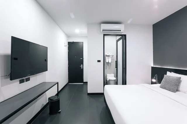 Standard, King Bed, Pool Access, CREW HOTEL 1/6