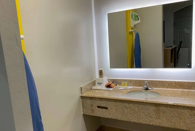 Efficiency, Standard, King Bed، Days Inn By Wyndham Humble/Houston Intercontinental Airport 7/9