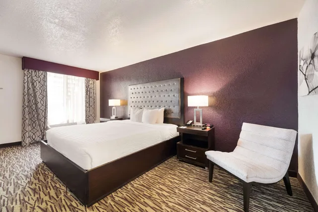 Standard, King Bed, Clarion Inn & Suites Across From Universal Orlando Resort 8/10