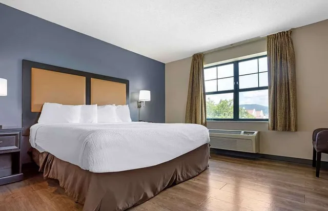 غرفة عصرية بسرير كوين بمطبخ للمدخنين، Studio6 Extended Stay Fishkill Westage Center NY 3/10