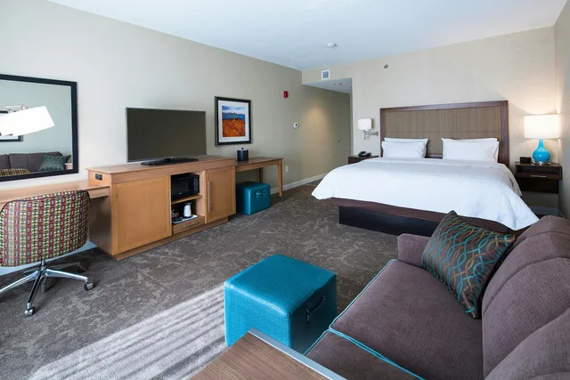 غرفة بسرير كينج مع أريكة لذوي الإعاقة، Hampton Inn Suites Page Lake Powell 1/2