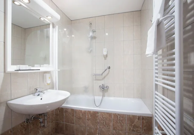 غرفة بسريرين منفصلين بإطلالة على البحر مع أريكة، Hotel Kristal 4/4