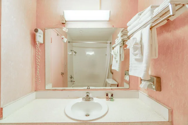 غرفة بسرير كينج وسرير مزدوج للمدخنين، Ozark Junction Inn 8/8