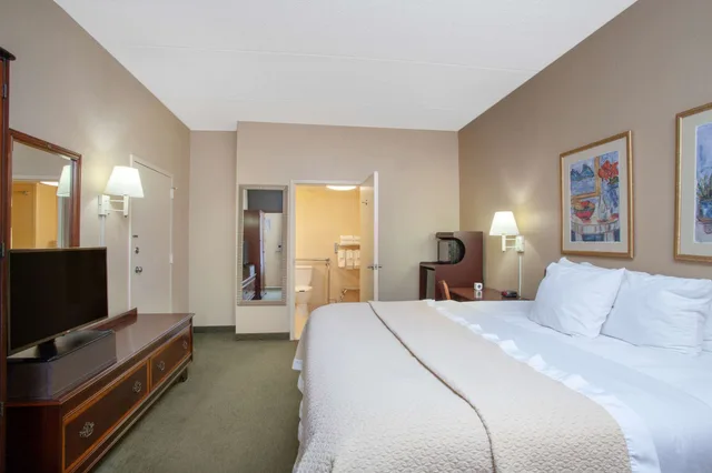غرفة قياسية بسرير كينج لذوي الإعاقة، Days Inn By Wyndham Statesboro 1/9