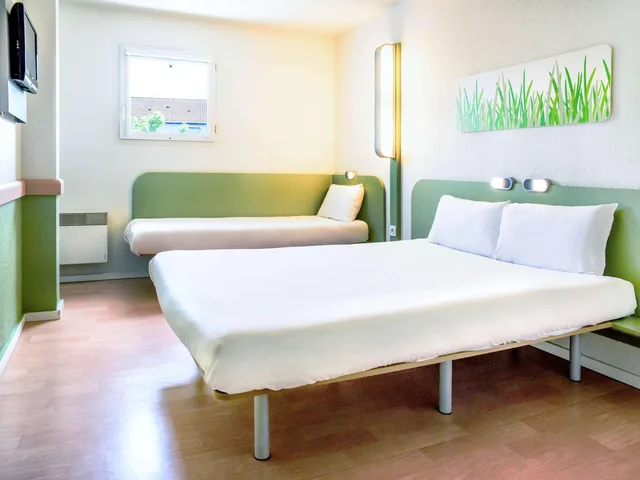 غرفة ثلاثية بسرير مزدوج، Ibis Budget Valenciennes Petite Foret 1/3