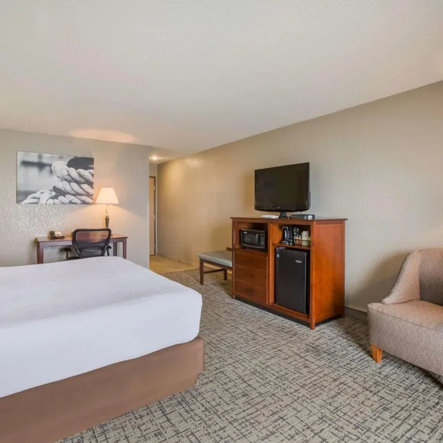 Room, King Bed, Lake Side, Lake View, Balcony، Best Western Harbour Pointe Lakefront 4/9