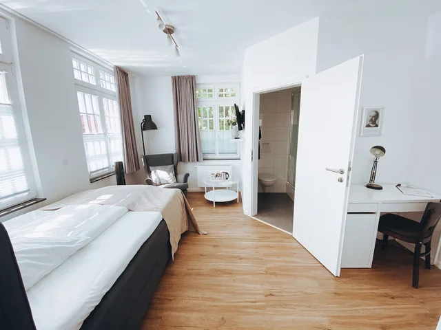 غرفة بسرير كوين بحمام خاص، Fachwerk Hotel Wuppertal 1/5