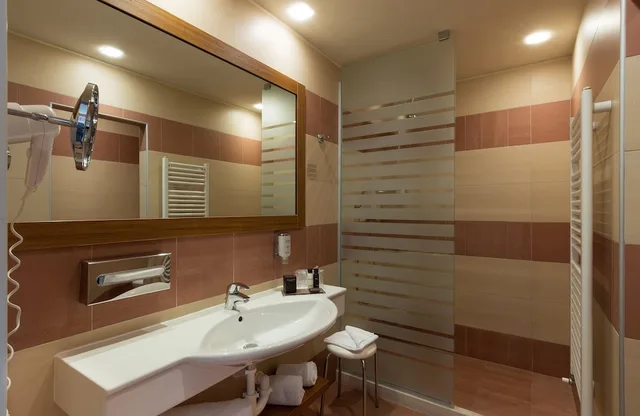 غرفة كومفورت ثلاثية بسرير مزدوج وسرير فردي، Leonardo Hotel Lago di Garda - Wellness and Spa 4/5